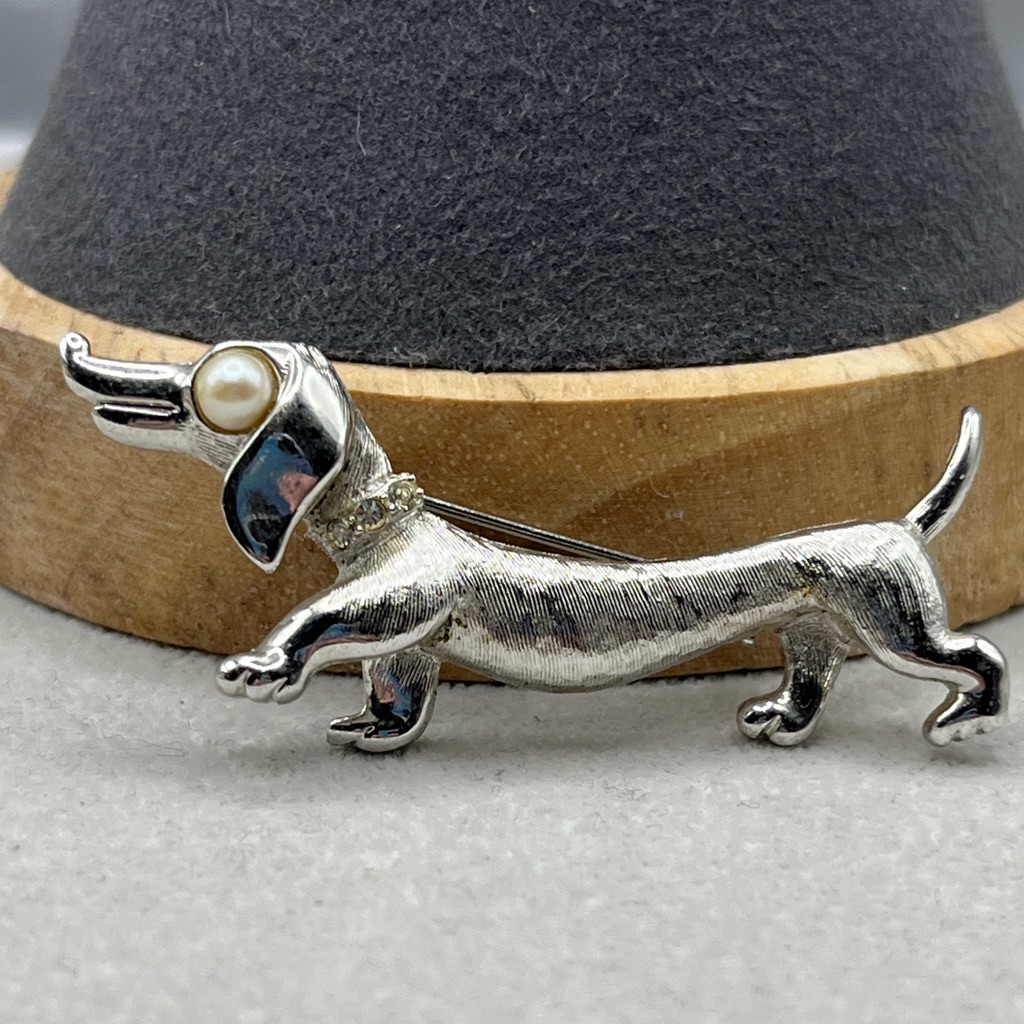 Vintage Kramer Dachshund Brooch Large Faux Pearl Eye Rhinestone Collar 2 Inches 26$